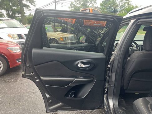 Used 2015 Jeep Cherokee Latitude FWD image 19