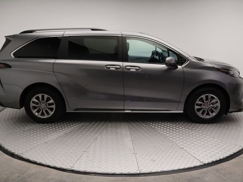 Used 2026 Toyota Sienna XLE FWD image 7