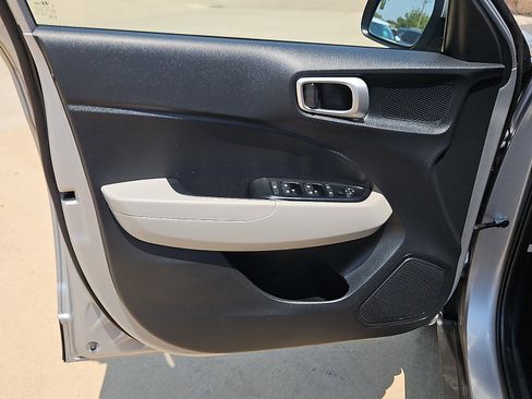 Used 2025 Hyundai Venue SEL FWD image 11