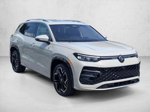 Used 2025 Volkswagen Tiguan SEL R-Line AWD/4WD image 3