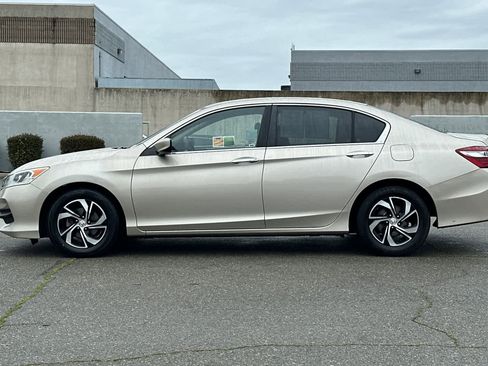 Used 2017 Honda Accord LX image 9