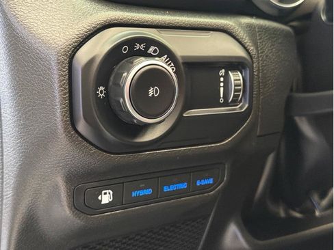 Used 2023 Jeep Wrangler Unlimited Sahara AWD/4WD image 13