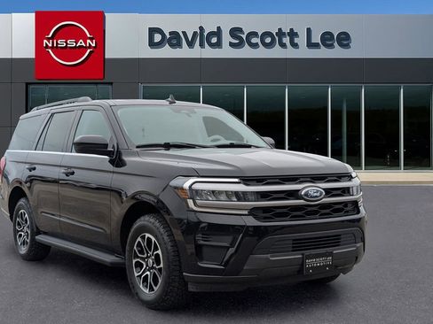 Used 2022 Ford Expedition XLT image 3