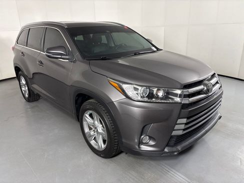 Used 2017 Toyota Highlander Limited w/ Carpet Mat Package FWD image 2