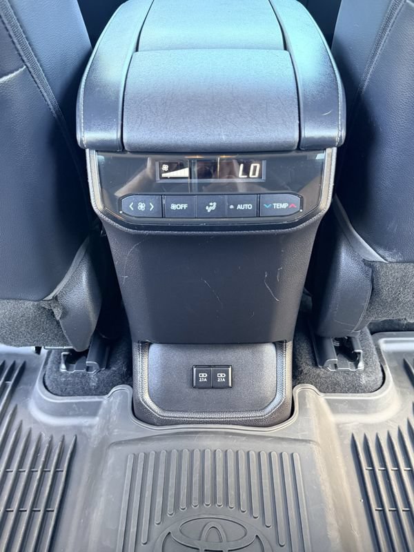Used 2021 Toyota Highlander XLE AWD/4WD image 26