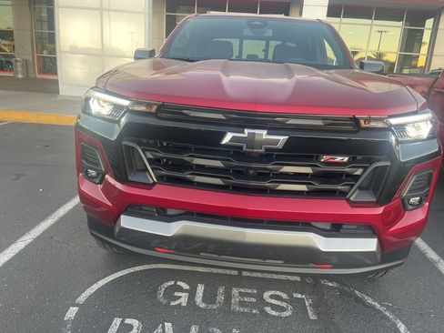 Used 2025 Chevrolet Colorado Z71 w/ Technology Package image 2