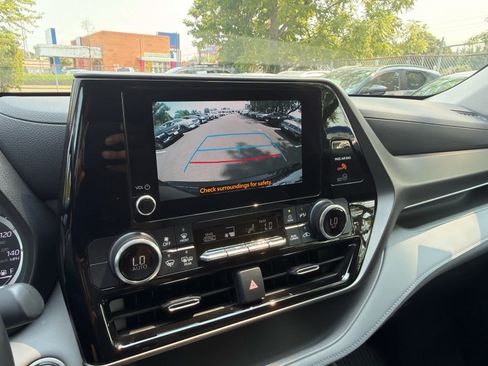 Used 2024 Toyota Highlander LE AWD/4WD image 22