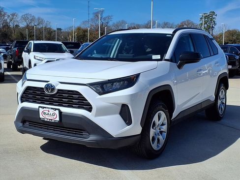 Used 2020 Toyota RAV4 LE image 3