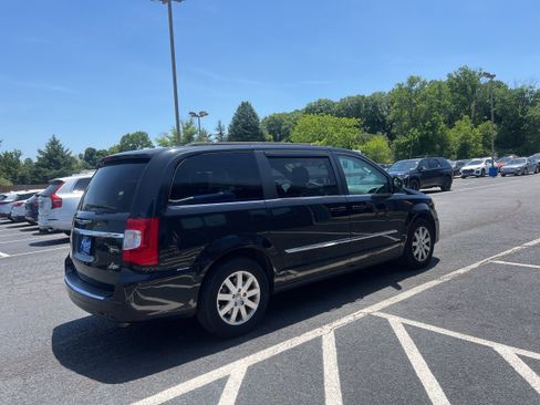 Used 2016 Chrysler Town & Country Touring FWD image 5