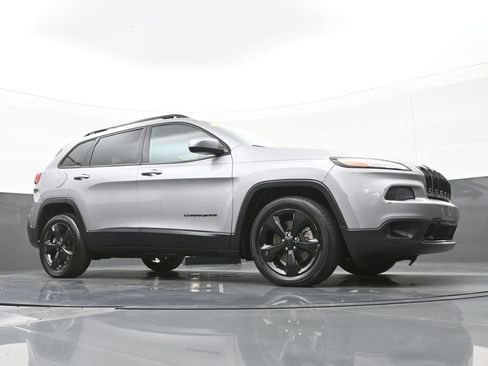 Used 2018 Jeep Cherokee Latitude w/ Altitude Package FWD image 38
