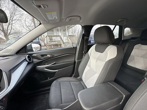 Used 2025 Chevrolet Trax LS w/ LS Convenience Package image 12