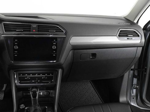 Certified 2024 Volkswagen Tiguan SE FWD image 17