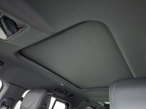 Used 2023 Land Rover Defender 130 X-Dynamic SE image 10