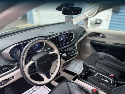 Used 2019 Chrysler Pacifica Limited w/ Tire & Wheel Group FWD image 9