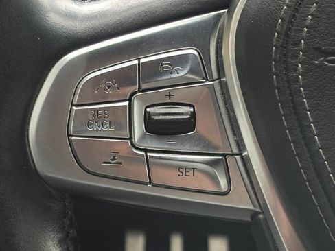 Used 2018 BMW 750i image 11