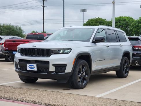 Used 2024 Jeep Grand Cherokee L Laredo image 2