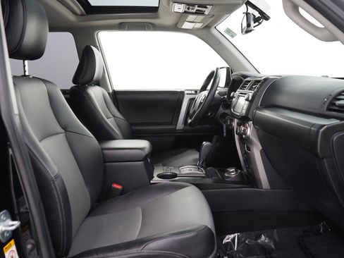 Used 2017 Toyota 4Runner SR5 Premium image 11