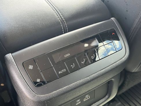 Used 2023 Nissan Pathfinder SL w/ Black Appearance Package AWD/4WD image 28