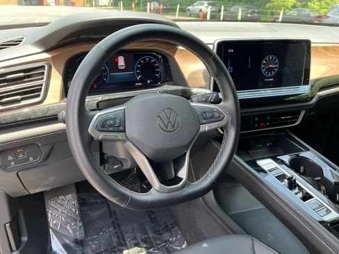 Used 2024 Volkswagen Atlas SE AWD/4WD image 30