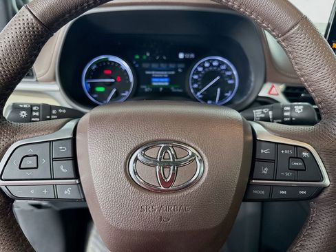 Used 2022 Toyota Sienna Platinum image 16