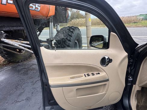 Used 2010 Chevrolet HHR LT image 8