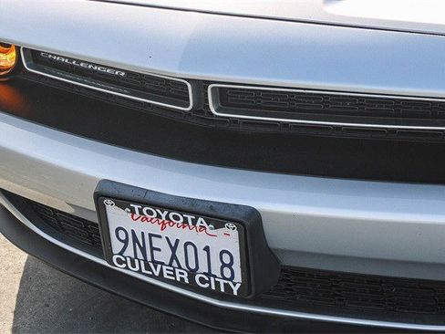 Used 2019 Dodge Challenger SXT image 6