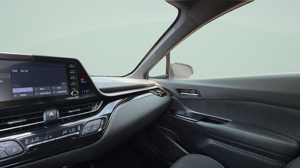 Used 2019 Toyota C-HR XLE FWD image 13
