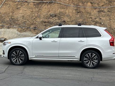 Certified 2023 Volvo XC90 T8 Plus AWD/4WD image 8