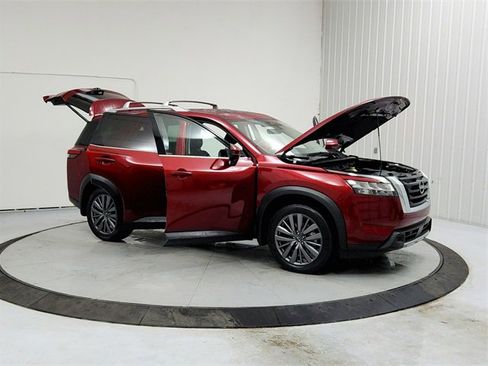 Used 2024 Nissan Pathfinder SL w/ SL Premium Package image 9