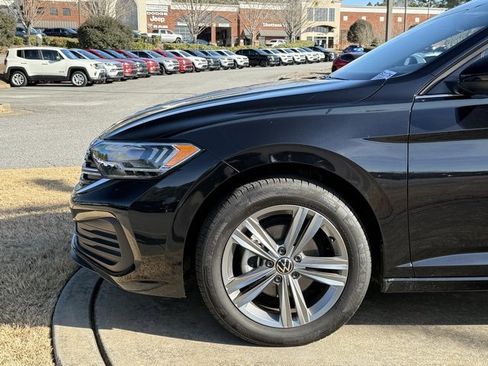 Used 2024 Volkswagen Jetta SE image 12