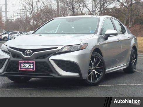 Used 2024 Toyota Camry SE image 1