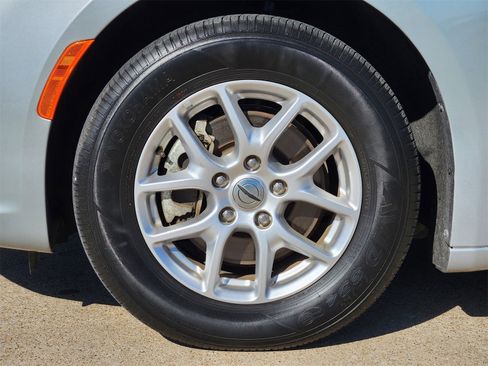 Used 2024 Chrysler Pacifica Touring-L image 10