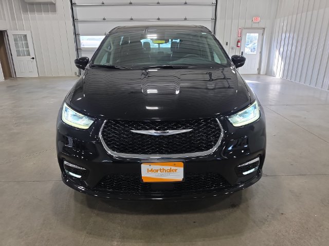 Used 2024 Chrysler Pacifica Touring-L FWD image 3