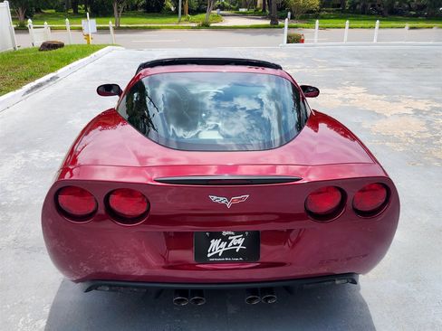 Used 2007 Chevrolet Corvette Coupe w/ Preferred Equipment Group RWD image 7
