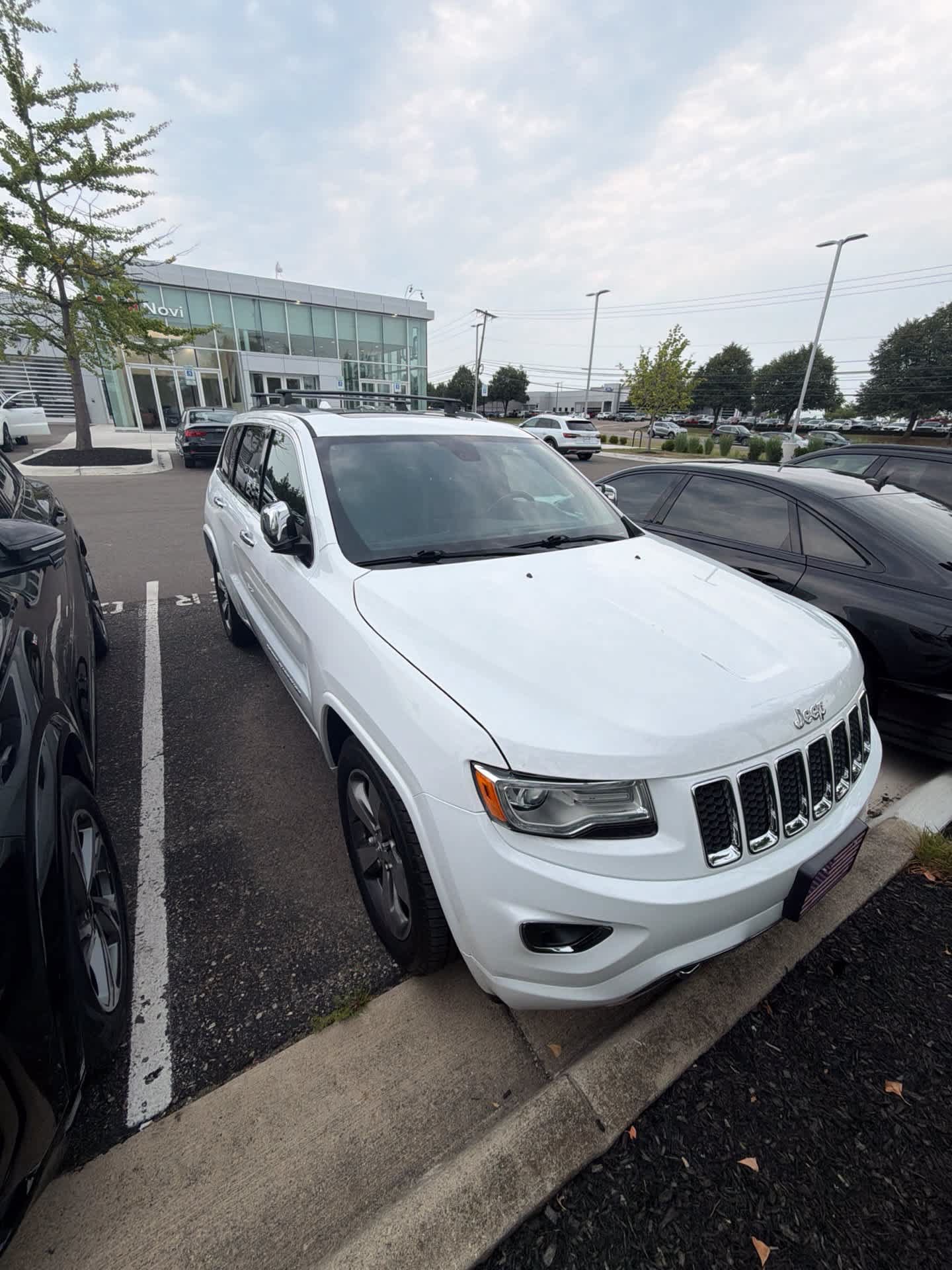 Used 2016 Jeep Grand Cherokee Overland AWD/4WD image 6