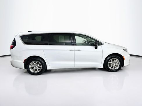 Used 2024 Chrysler Pacifica Touring-L FWD image 10