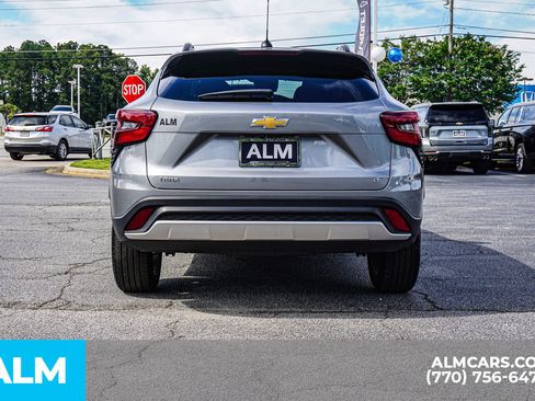 Used 2025 Chevrolet Trax LT w/ LT Convenience Package FWD image 13