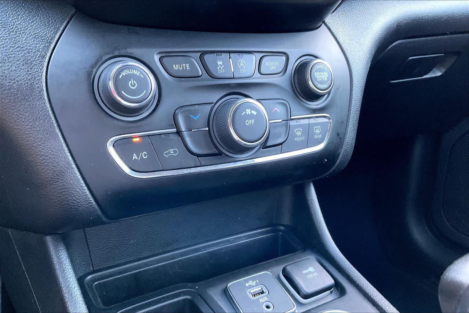 Used 2021 Jeep Cherokee Latitude Plus w/ Sun & Sound Group FWD image 34