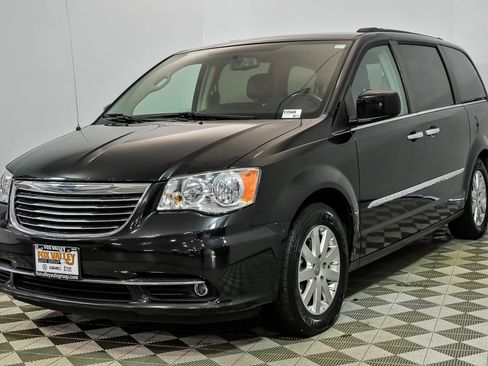 Used 2015 Chrysler Town & Country Touring w/ Driver Convenience Group FWD image 5