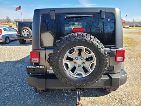 Used 2016 Jeep Wrangler Unlimited Rubicon w/ Connectivity Group image 3