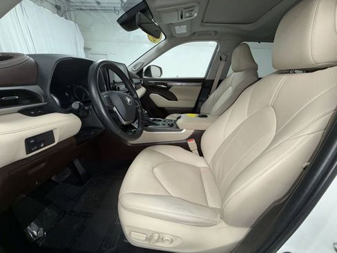 Used 2021 Toyota Highlander Limited image 13
