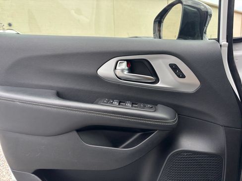 Used 2025 Chrysler Pacifica Limited FWD image 18
