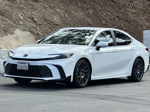 Used 2025 Toyota Camry SE FWD image 8