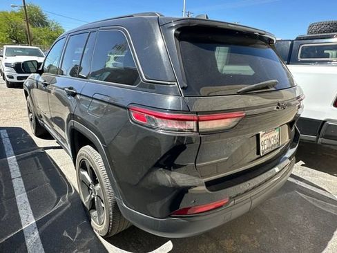 Used 2023 Jeep Grand Cherokee Altitude RWD image 6