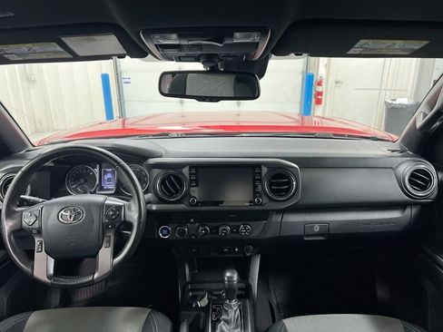 Used 2020 Toyota Tacoma TRD Off-Road AWD/4WD image 10