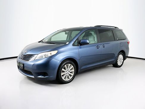 Used 2015 Toyota Sienna LE image 3