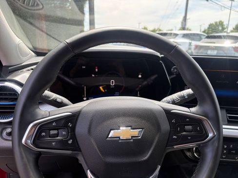 Used 2025 Chevrolet Trax LT w/ LT Convenience Package FWD image 27