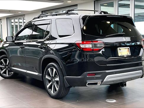 Used 2024 Honda Pilot Touring image 23
