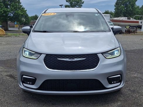 Used 2023 Chrysler Pacifica Touring-L FWD image 4