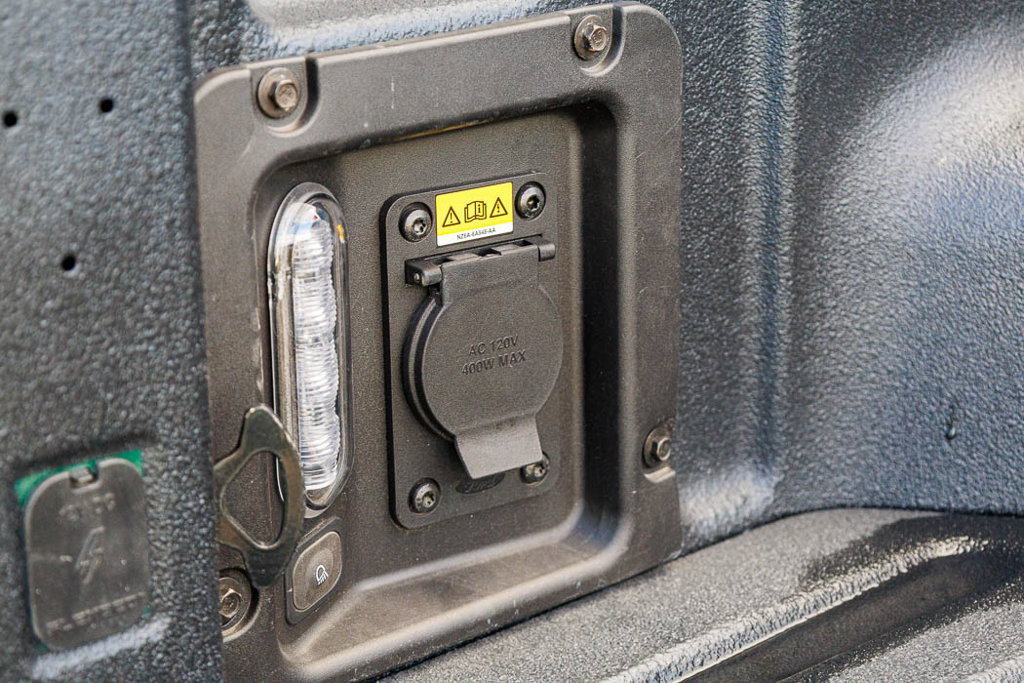 Used 2025 Ford Maverick XLT w/ Equipment Group 301A AWD/4WD image 8